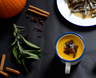 Pumpkin soup with crispy sage / Sopa de abóbora com salva crocante.