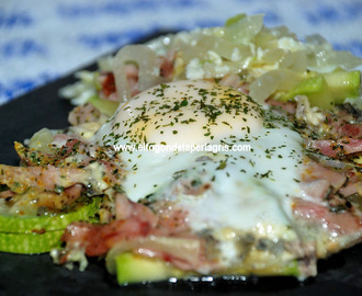 Huevos al vapor con verduras, roquefort y jamón cocido