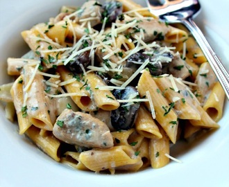 Pasta with Chicken and Mushrooms in Blue Cheese Sauce