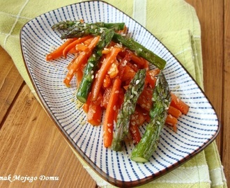 Szparagi z marchewką i sezamem, podsmażane na patelni