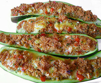 Zucchini aus dem Backofen – vegetarisch gefüllt mit Quinoa