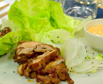 Sötstark koreansk kyckling i salladsblad