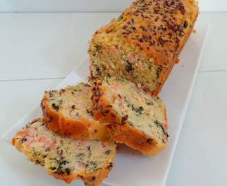 Cake au saumon fumé, graines de lin et persil (Cake with smoked salmon, flax seeds and parsley)