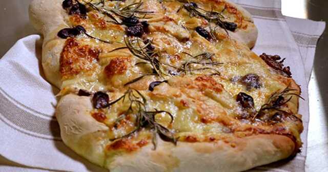 Brytbröd med oliver, ost och rosmarin