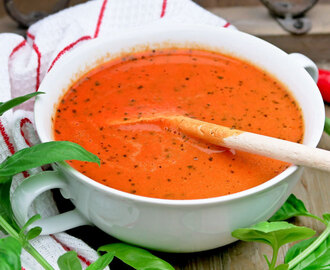 Romige soep van geroosterde tomaten en puntpaprika’s