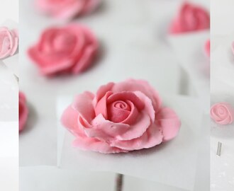 How to Pipe Royal Icing Roses (with Four Coloring Methods)