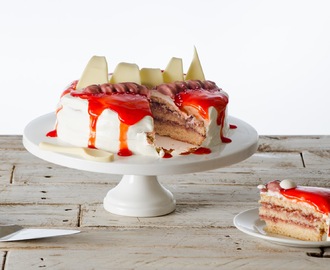 Layer cake à la confiture de fraises, mousse de framboises, chantilly mascarpone et glaçage rouge
