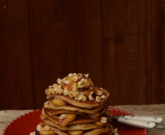 Nutella filled pancakes with caramelised banana, toasted hazelnuts and maple syrup / Panquecas recheadas com Nutella, servidas com banana caramelisada, avelãs tostadas e maple syrup.