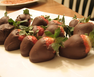 Easy Valentine’s Day Treat – Chocolate Dipped Strawberries