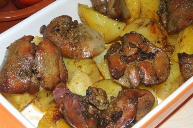 Fantastická večera – Pečené zemiaky s cesnakom a jemne pikantnou kuracou pečienkou