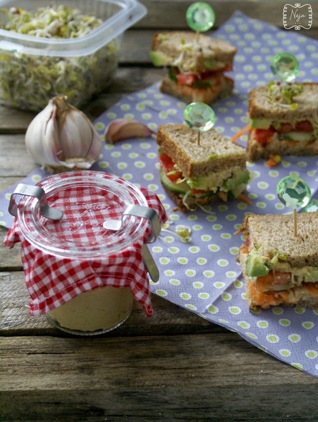 Veggie sandwich with hummus / Zelenjavni sendvic s humusom + Nagradna igra