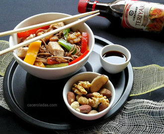 Fideos soba con verduras salteadas, pollo con frutos secos aderezado con salsa Teriyaki