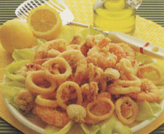 Secondi Piatti di Pesce: Uno squisito piatto di calamari fritti.