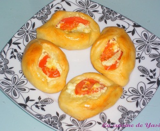 Domatesli poğaça - Petits pains fourrés à la tomate