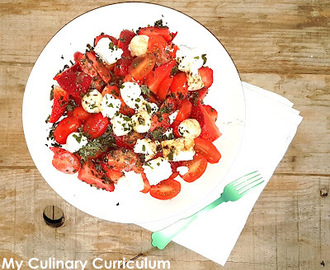 Salade de tomates cerise, fraises, feta, mozzarella (Strawberry, cherry tomatoes, mozarella and feta cheese salad)