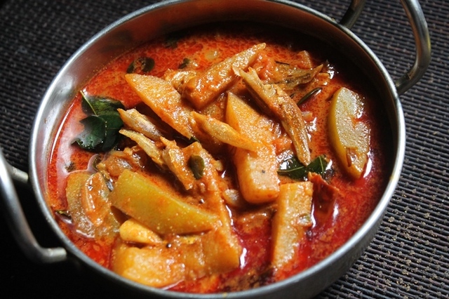 Chettinad Nethili Karuvadu Kuzhambu Recipe - Dry Fish & Mango Curry Recipe
