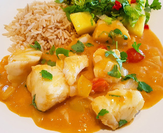 Red curry Fiskegryte med torsk ♫ Servert med fullkornsris og fruktsalat !
