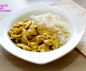 Pollo con salsa al curry e riso bianco