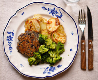 Svarta bönbiffar med potatisgratäng & vitlöksstekt broccoli