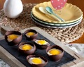 Schokoladen-Ei mit Quark und Mango-Püree