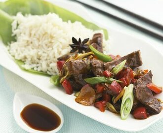 Oksekød i mørk og pikant kinesisk sauce 		 			— med ris