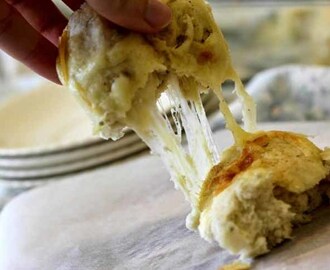 30-minute Cheesy Garlic Rolls