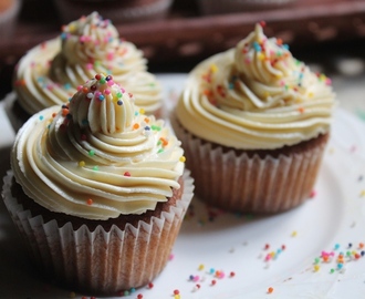 Best Vanilla Cupcakes Recipe Ever - Soft Vanilla Cupcakes Recipe