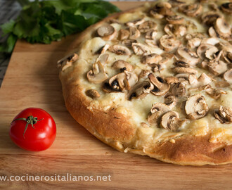 Pizza Blanca casera de Queso Pecorino y Champiñones