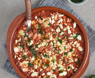 Alubias al horno con salsa de tomate, cuscús y queso feta: receta de inspiración griega