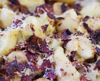 Krossad potatis med rotfruktschips och parmesan - Nouw