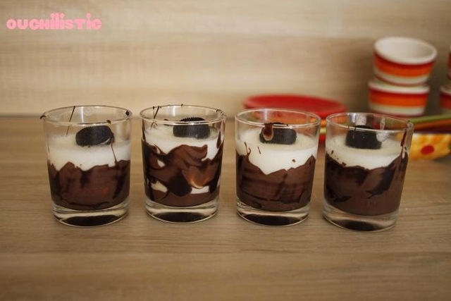 Verrine de recette dessert rapide: mousse de coco sur son lit de chocolat