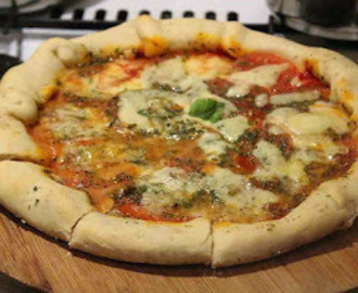 Pizza Margherita mit gefülltem Käserand