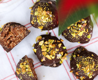 Chokladbollar med julkryddor – doppade i choklad