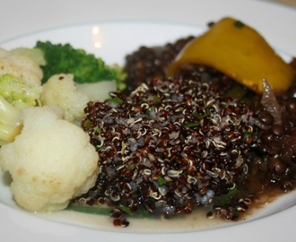 ragout de lentilles beluga, quinoa noir aux herbes accompagnés de chou fleur et brocolis