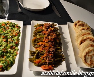 Un repas simple et sain - Haricots verts, salade, pain maison