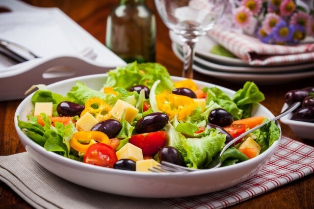Летний салат с маслинами и сыром