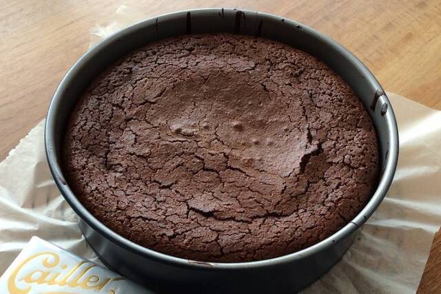JEDNOSTAVNA I NEODOLJIVA: Savršen recept za čokoladnu tortu od samo pet sastojaka