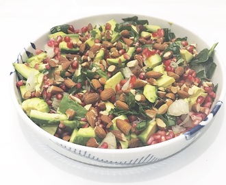 Pomelo-salat på spinatbund