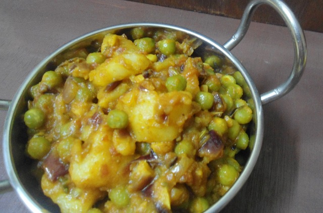 Aloo Matar Sabji | Potato green peas dry curry | Siide dish for Indian Flat Bread