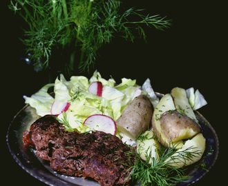 Stek wołowy z sałatą i ziemniakami oraz kilka wskazówek, jak usmażyć idealny stek.