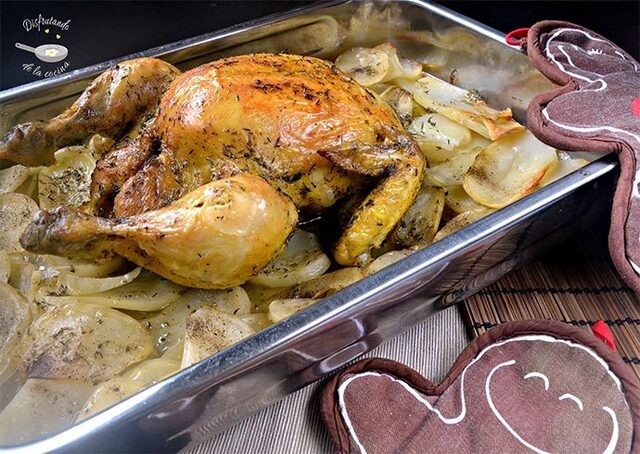 Pollo al horno con guarnición de patatas
