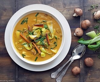 Herbstzeit, Suppenzeit- Thai- Curry- Kokossuppe mit Pak Choi & Pilzen
