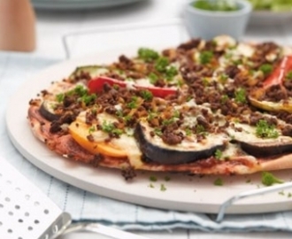 Pizza with spicy lamb and grilled vegetables