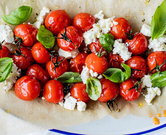Bakte små tomater med feta og basilikum