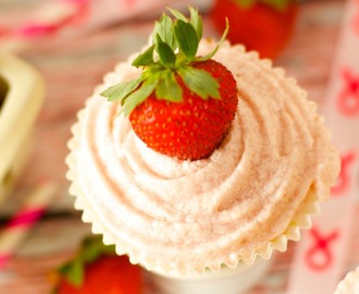 Vanilla Cupcakes with Strawberry Mascaporne Frosting