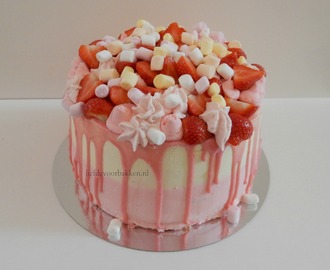 Dripcake met verse aardbeien en marshmallows