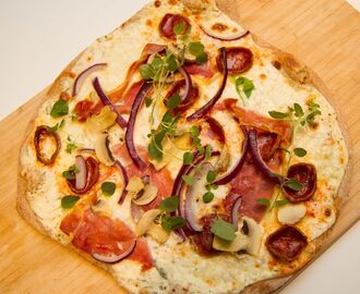Hvit pizza med skinke og chorizo | Det glade kjøkken