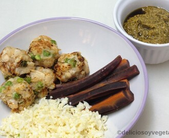 Albóndigas vegetales con arroz de coliflor y pesto