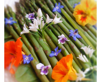 Spring Asparagus Salad, and yes you can eat the flowers too!