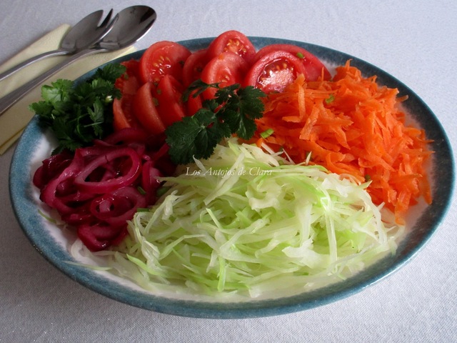 Ensalada de repollo con zanahoria, tomate y cebolla pochada